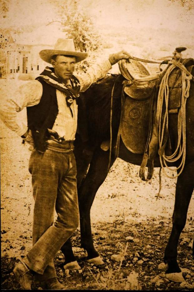 The Ultimate Bandana Guide: History, Meaning, and 7 Ways to Wear One 3 微信图片 2025 11 10 164547 205