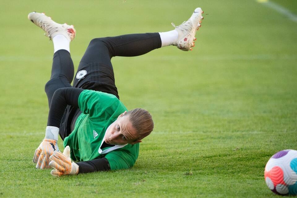 9 Real Benefits of Arm Sleeves: From Muscle Recovery to Tattoo Protection 3 Athlete wearing padded arm sleeve for protection against turf burns and abrasion injuries