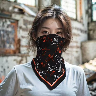 ハロウィンの黒いバンダナ
