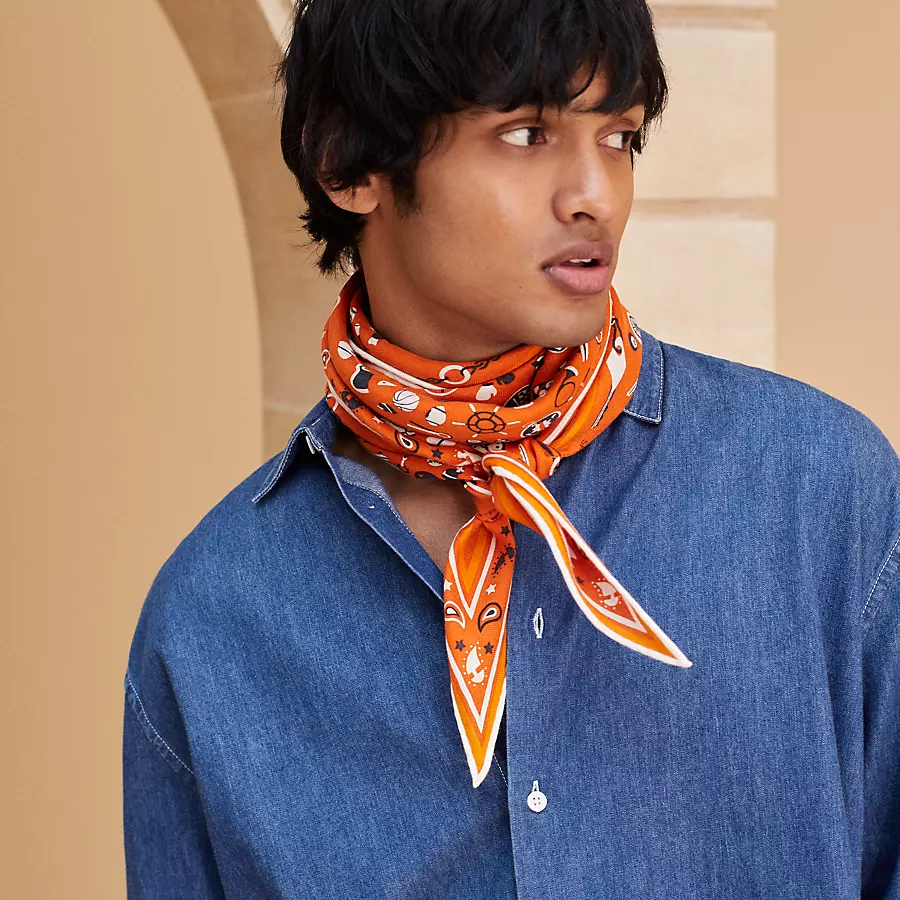 How to Wear a Men's Silk Scarf: 8 Essential Styles to Master 6 微信图片 20251028143904 85 4