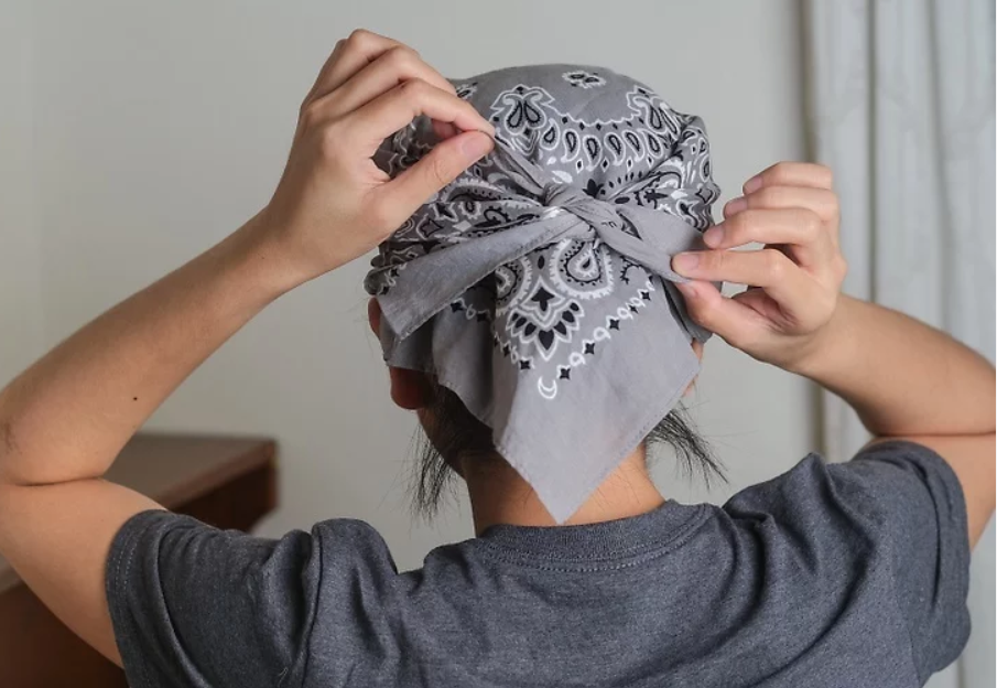 The 90s Bandana Trend Is Back — and It’s Basically a Styling Cheat Code 3 微信图片 2025 12 01 171719 366