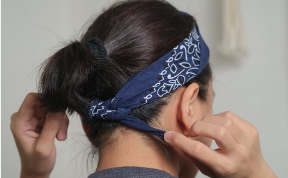 The 90s Bandana Trend Is Back — and It’s Basically a Styling Cheat Code 5 微信图片 2025 12 01 172100 950