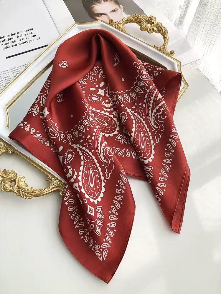 Dark Red Bandana Guide: A Deeper, More Refined Take on a Classic 1 微信图片 20251231154928 928 10